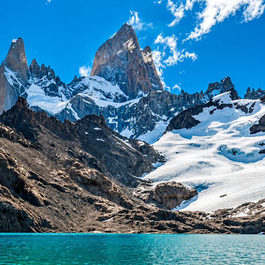 Lago glaciar entre cumbres nevadas
