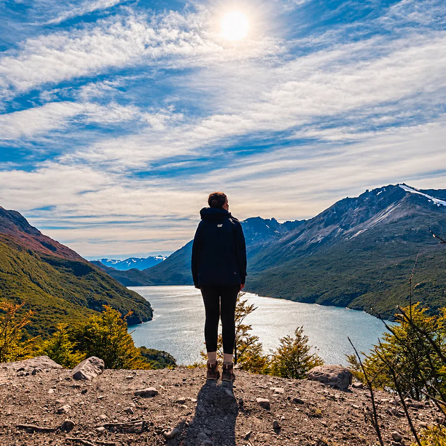 Mirador sobre lago glacial y montañas